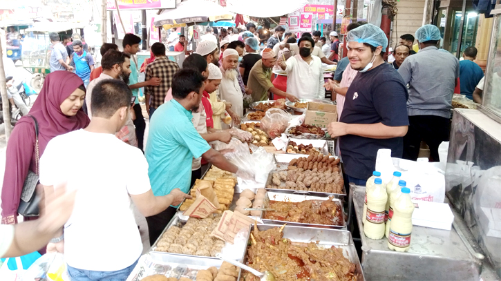 শহরে জমজমাট মুখরোচক ইফতার বাজার, ক্রেতাদের উপচেপড়া ভীড় 