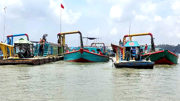 নারায়ণগঞ্জে অবৈধ বালু উত্তোলনে পাল্টে যাচ্ছে নদীর গতিপথ   