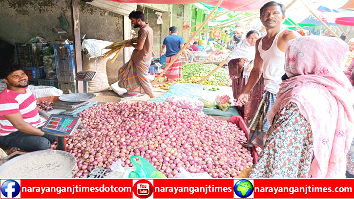 শহরের বাজারগুলোতে হঠাৎ অর্ধেকে নামল পেঁয়াজের দাম, ক্রেতারা খুশি