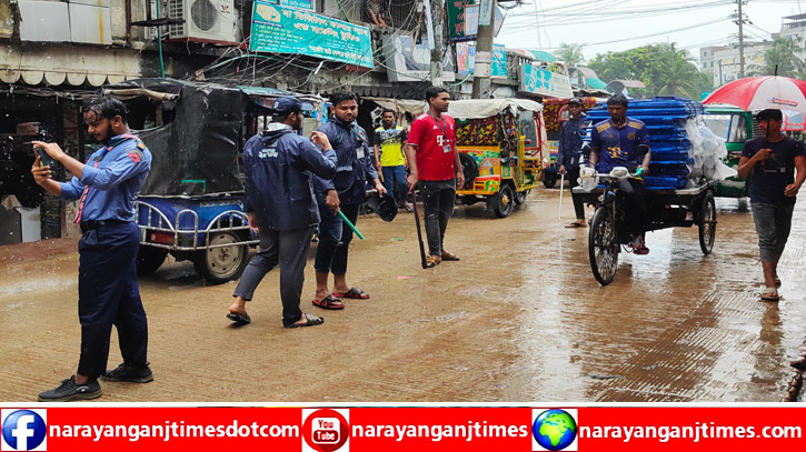 বৃষ্টি উপেক্ষা ঢাকা-চট্রগ্রাম মহাসড়ক পরিষ্কার ও ট্রাফিক নিয়ন্ত্রণে শিক্ষার্থীরা