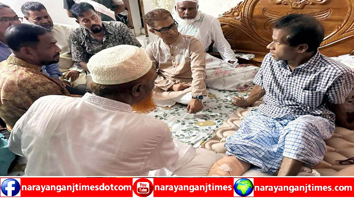 সড়ক দূর্ঘটনায় আহত স্বেচ্ছাসেবকদলের নেতা শাখাওয়াতের পাশে অধ্যাপক মামুন মাহমুদ