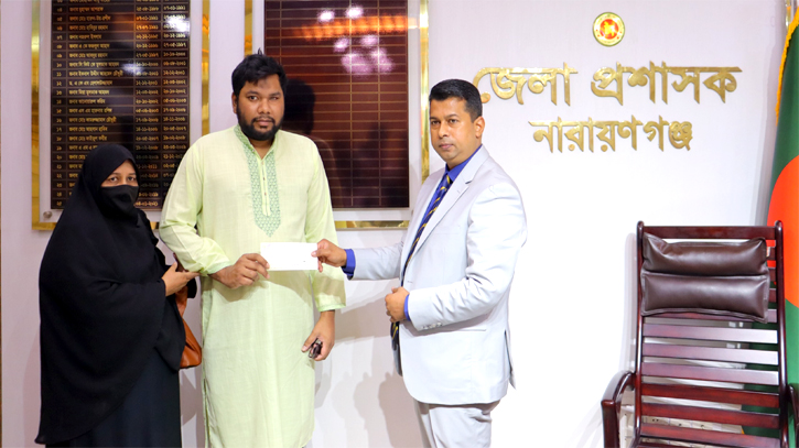 বৈষম্য বিরোধী ছাত্র আন্দোলনে আহত মাহাবুব’র পাশে না’গঞ্জের ডিসি