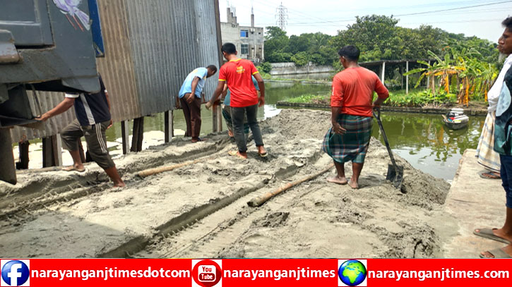 সোনারগাঁয়ে রেলওয়ের জমিতে জোরপূর্বক বালু ফেলে দখলের অভিযোগ