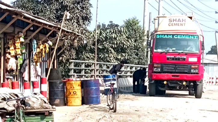 বন্দরে মহাসড়কে বেড়েছে অবৈধ তেলের দোকান, বেড়েছে তেল চুরির দৌরাত্ম্য