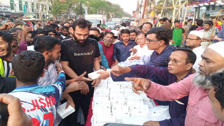 খালেদা জিয়ার রোগ মুক্তি কামনায় পথচারীদের মাঝে ইফতার বিতরণ