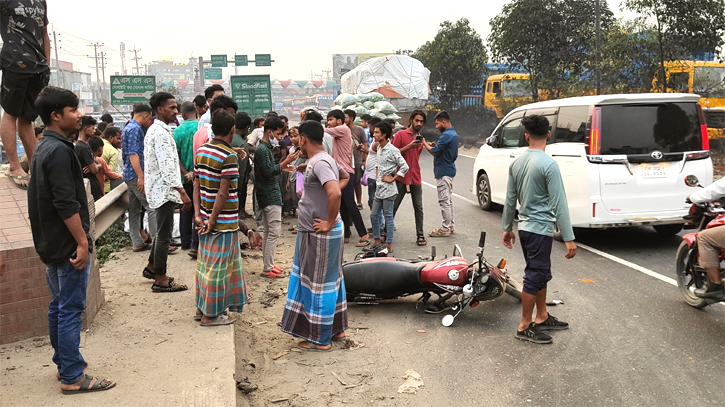 সোনারগাঁয়ে সড়ক দুর্ঘটনায় “পাঠাও” কর্মীর মৃত্যু