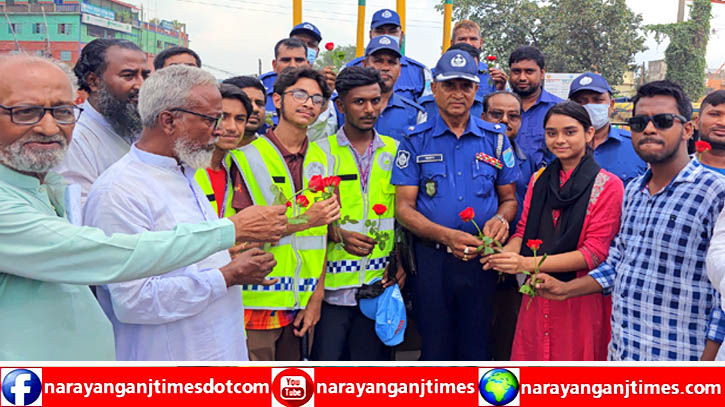 কার্যক্রম শুরু করেছে ট্রাফিক পুলিশ, ফতুল্লায় ফুল দিয়ে বরণ করলো শিক্ষার্থীরা 