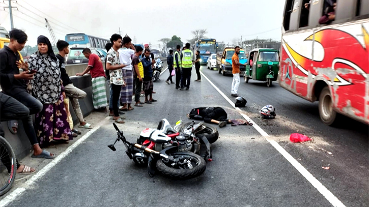  সোনারগাঁয়ে মহাসড়কে মোটরসাইকেল দূর্ঘটনায় বিশ্ববিদ্যালয় শিক্ষার্থী