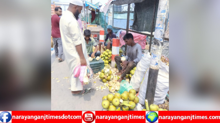 রূপগঞ্জে গরমে তালের শাঁসের কদর বেড়েছে