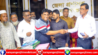 রিভারভিউ কমপ্লেক্স’র ত্রাণ সামগ্রী জেলা প্রশাসকের কাছে হস্তান্তর