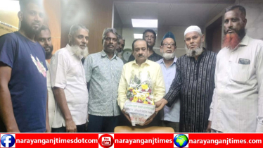 ইয়ার্ন মার্চেন্টস’র সভাপতি  আলহাজ্ব এম সোলায়মান কে ফুলেল শুভেচ্ছা