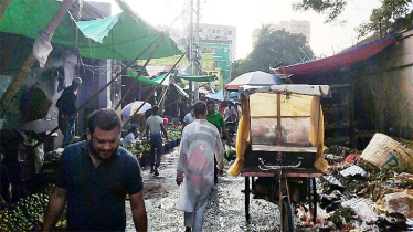 মীর জুমলা সরকারি স্টাফ কোয়াটারের রাস্তার উপর কাঁচা বাজার, দুর্ভোগ