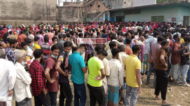 নগরজুড়ে টিকার প্রথম ডোজ নিতে উপচে পড়া ভীড়, ভোগান্তি