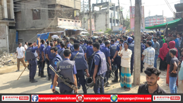 ফতুল্লায় বকেয়া বেতনের দাবিতে শ্রমিক বিক্ষোভ, সড়ক অবরোধ