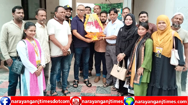 ফতুল্লা পুলিশকে সামাজিক সংগঠন স্মাইল’র ফুলেল শুভেচ্ছা  