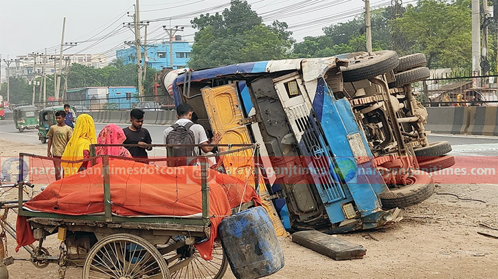 সোনারগাঁয়ে মহাসড়কে যাত্রীবাহী বাস উল্টে আহত ১৫