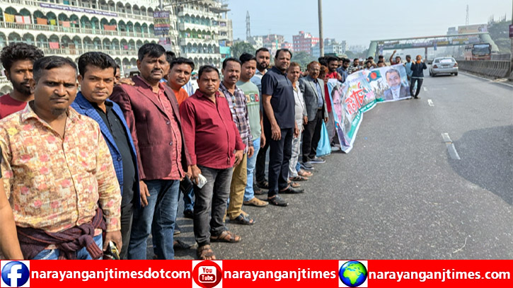 লং মার্চকে স্বাগত জানাতে কৃষকদল নেতা তৈয়মের নেতৃত্বে মহাসড়কে নেতাকর্মীদের অবস্থান