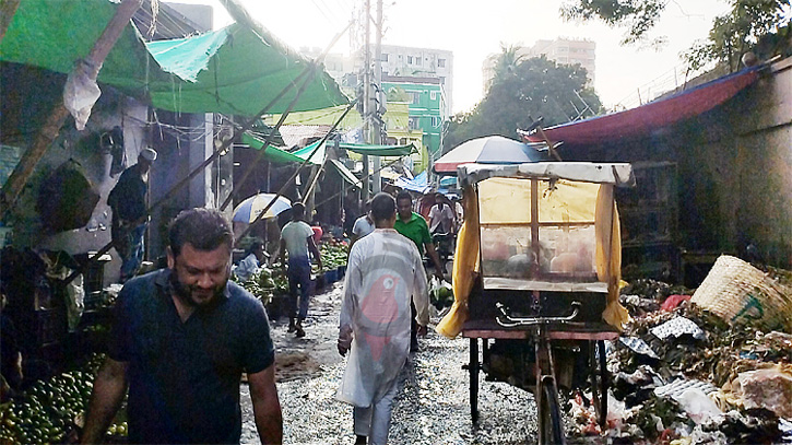  মীর জুমলা সরকারি স্টাফ কোয়াটারের রাস্তার উপর কাঁচা বাজার, দুর্ভোগ চরমে