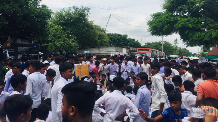 আড়াইহাজারে শিক্ষকের পদত্যাগ দাবিতে ৪ ঘন্টা সড়ক অবরোধ