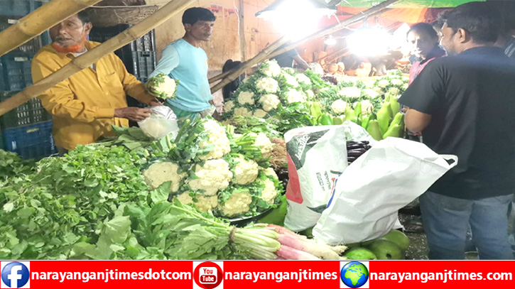 ভরা মৌসুমেও সবজির দাম চড়া, ক্রেতাদের অস্বস্তি 