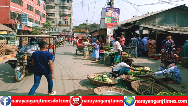 বন্দরে হকারদের দখলে ১নং খেয়াঘাটের প্রধান সড়ক, দুর্ভোগ  