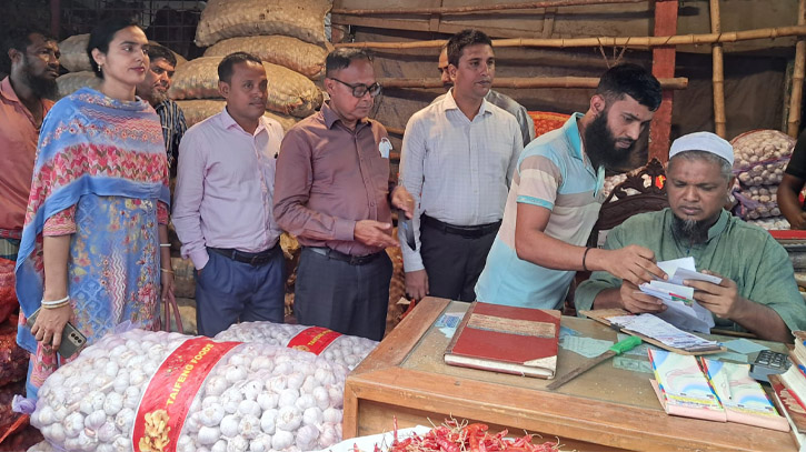 শহরের দিগুবাবু বাজারে টাস্কফোর্সের অভিযান, দুই প্রতিষ্ঠানকে জরিমানা