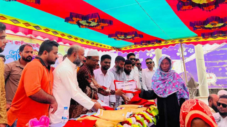 যুবদলের প্রতিষ্ঠা বাষির্কীতে সোনারগাঁয়ে বস্ত্র বিতরণ  