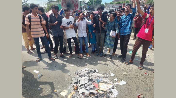 চাষাড়ায় জাফর ইকবালের বেশ কয়েকটি বই পুড়িয়ে দিয়েছে শিক্ষার্থীরা