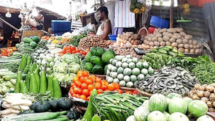 সোনারগাঁয়ে স্বস্তি ফিরছে না পেঁয়াজ-আলুর বাজারে,কিছুটা কমেছে সবজির দাম